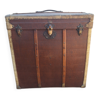 Curved travel trunk hat trunk