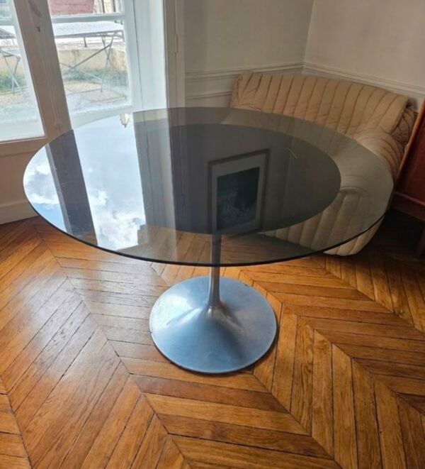 Table ronde en verre fumé et pied tulipe en aluminium – Roche Bobois m