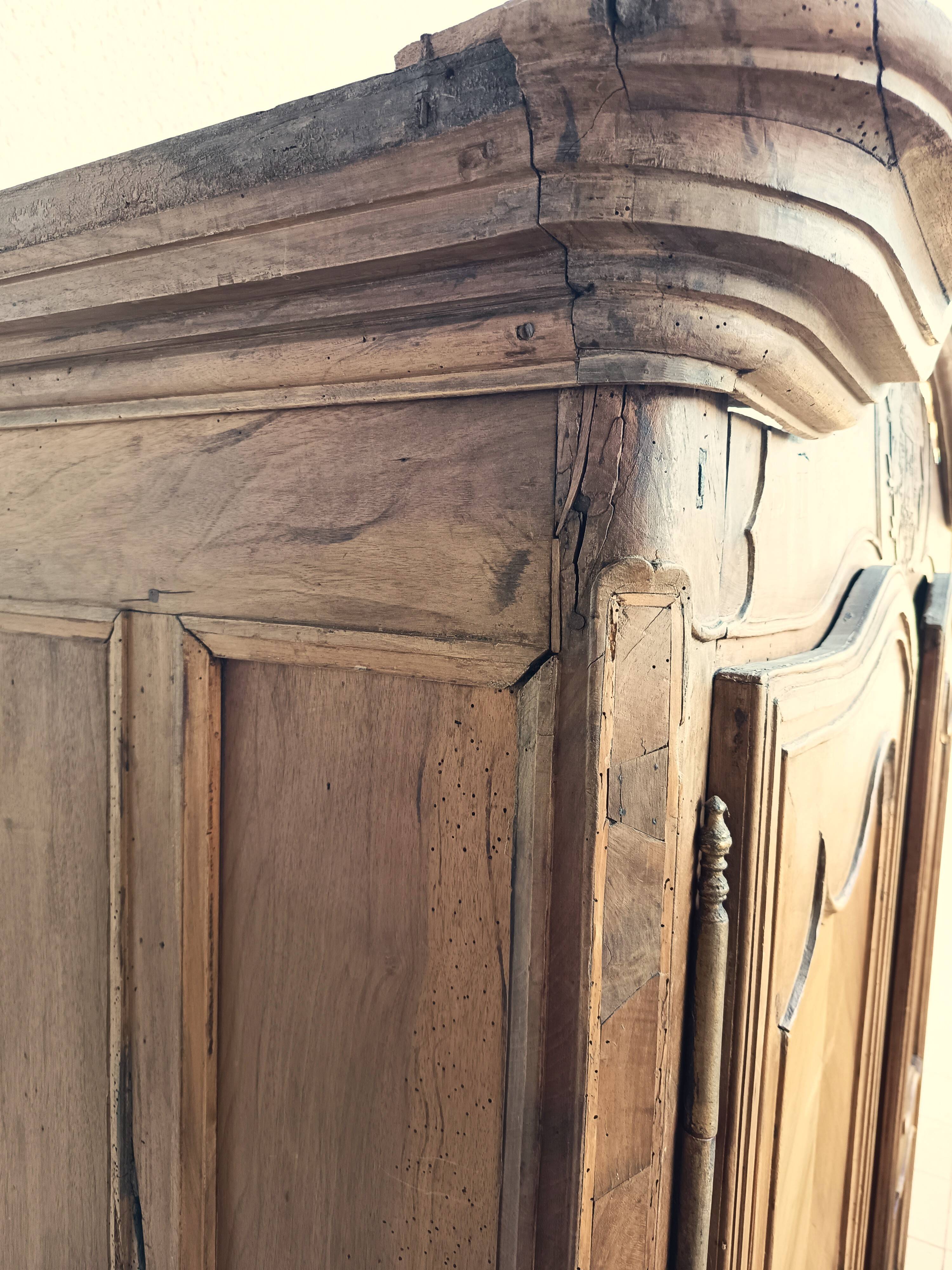Armoire époque Louis XV Armoirie Couronne de France