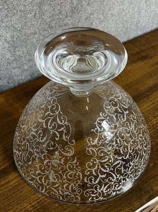Importante coupe de centre de table sur piédouche en cristal de Baccarat