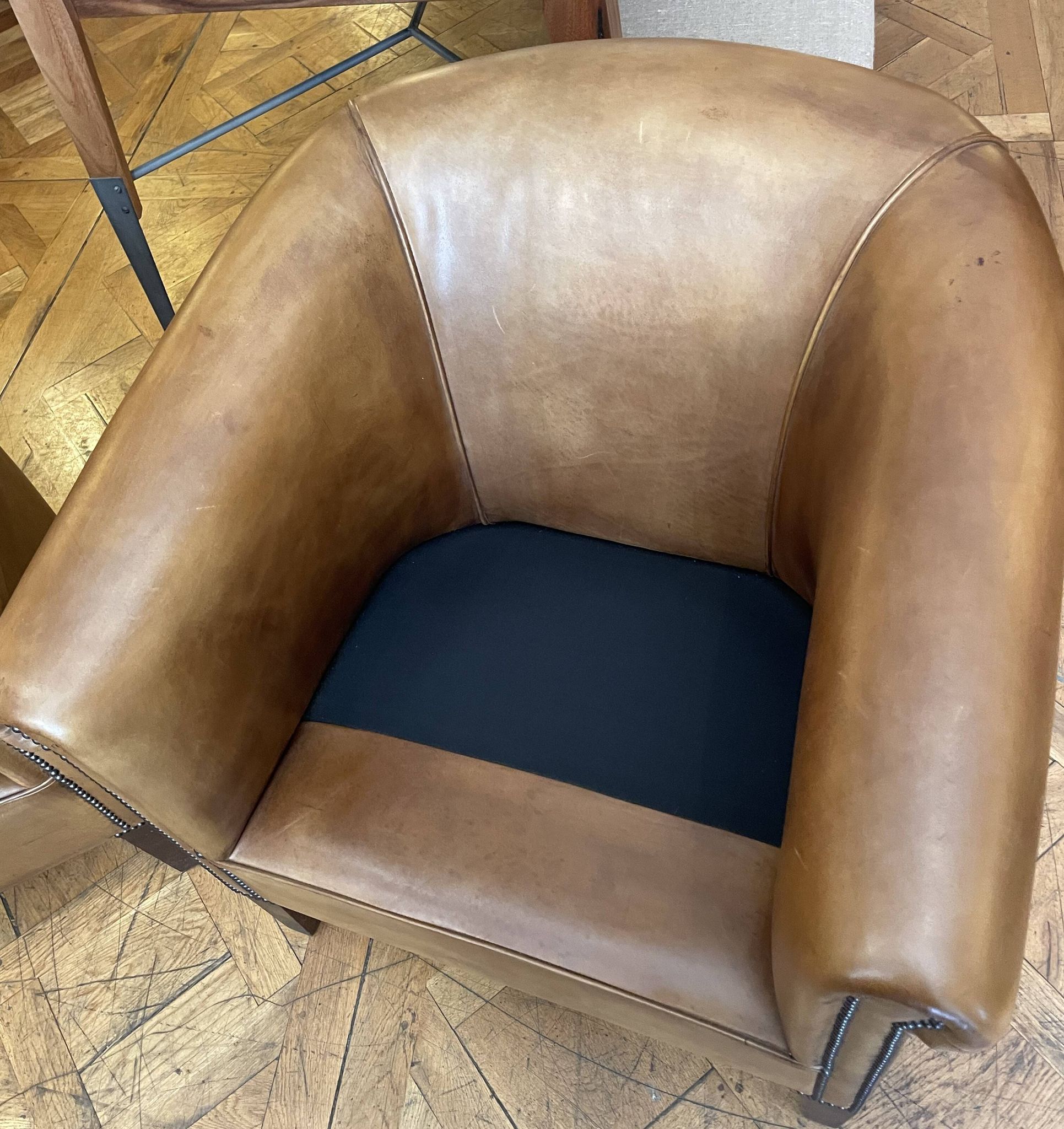Paire de fauteuils club en cuir couleur camel