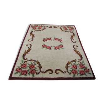 Romantic white and burgundy rug, 190 x 150 cm