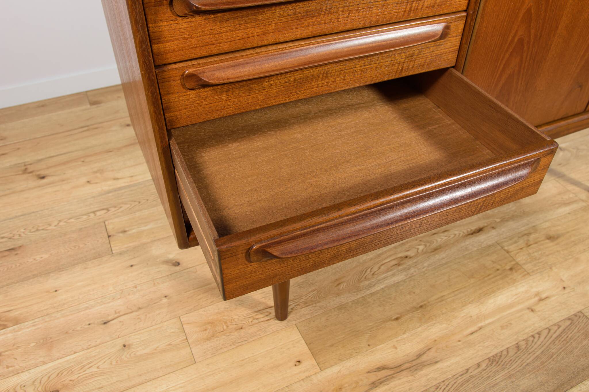 Buffet haut en teck des années 60 par John Herbert pour A. Younger Ltd.