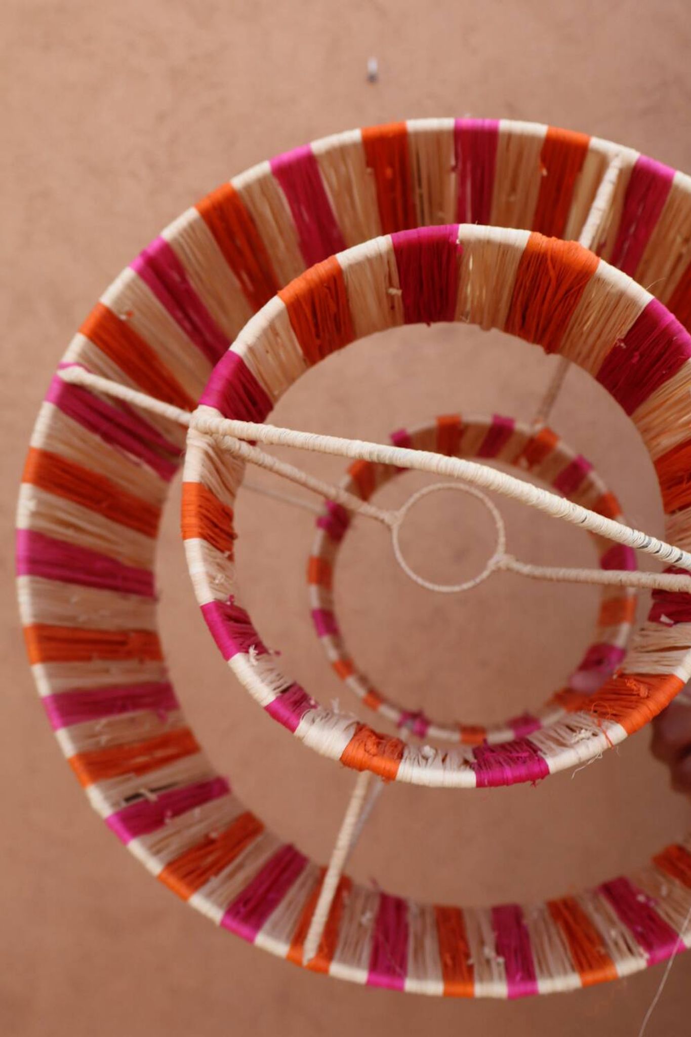 Suspension en raphia rayée rose orange naturel