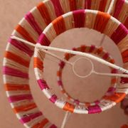 Suspension en raphia rayée rose orange naturel