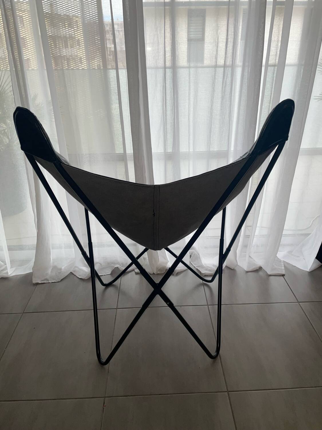 Fauteuil papillon en similicuir en parfait état