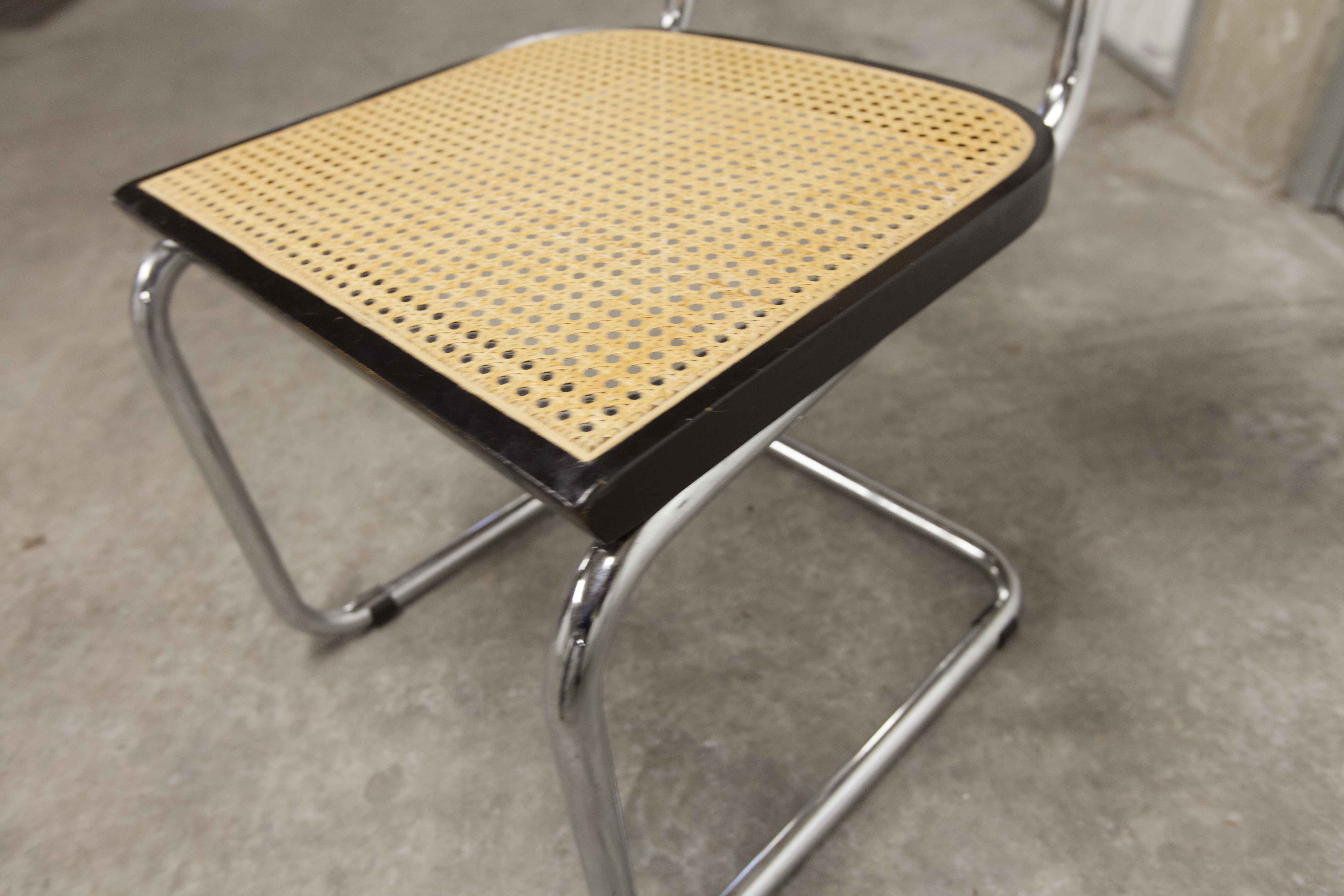 Fauteuil b64 Breuer noir cannage accoudoirs et tampons neufs