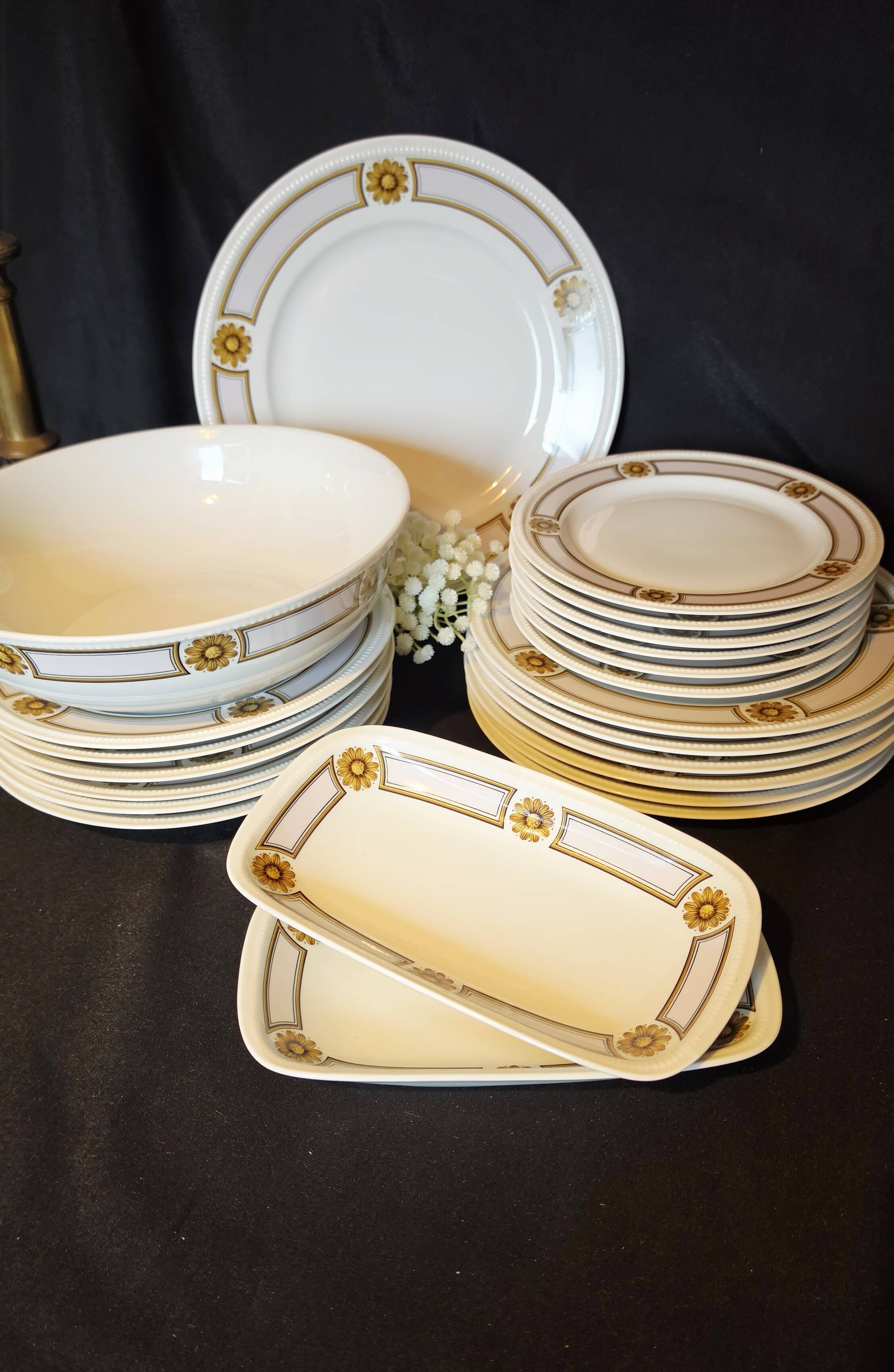 Limoges porcelain table service by Bernardaud, model "Trianon", 2