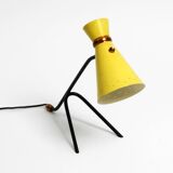Grande lampe de table sur trépied de style mid-century moderne avec abat-jour diabolo jaune.