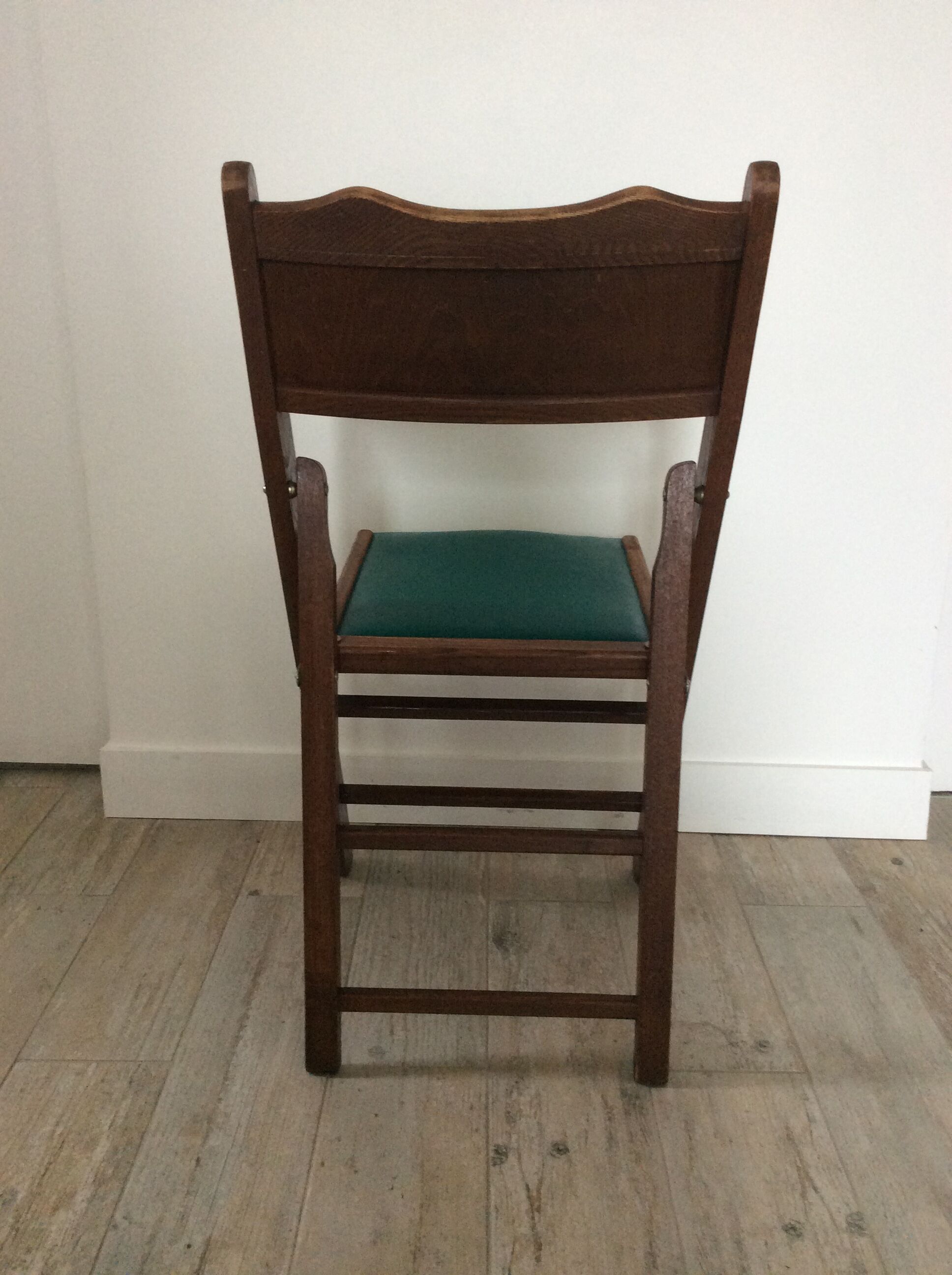 Chaise pliante en bois et skaï vert