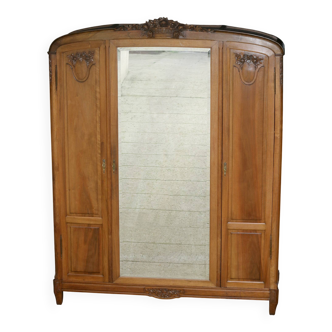 Armoire en noyer massif. Travail estampillé fin XIXeme.