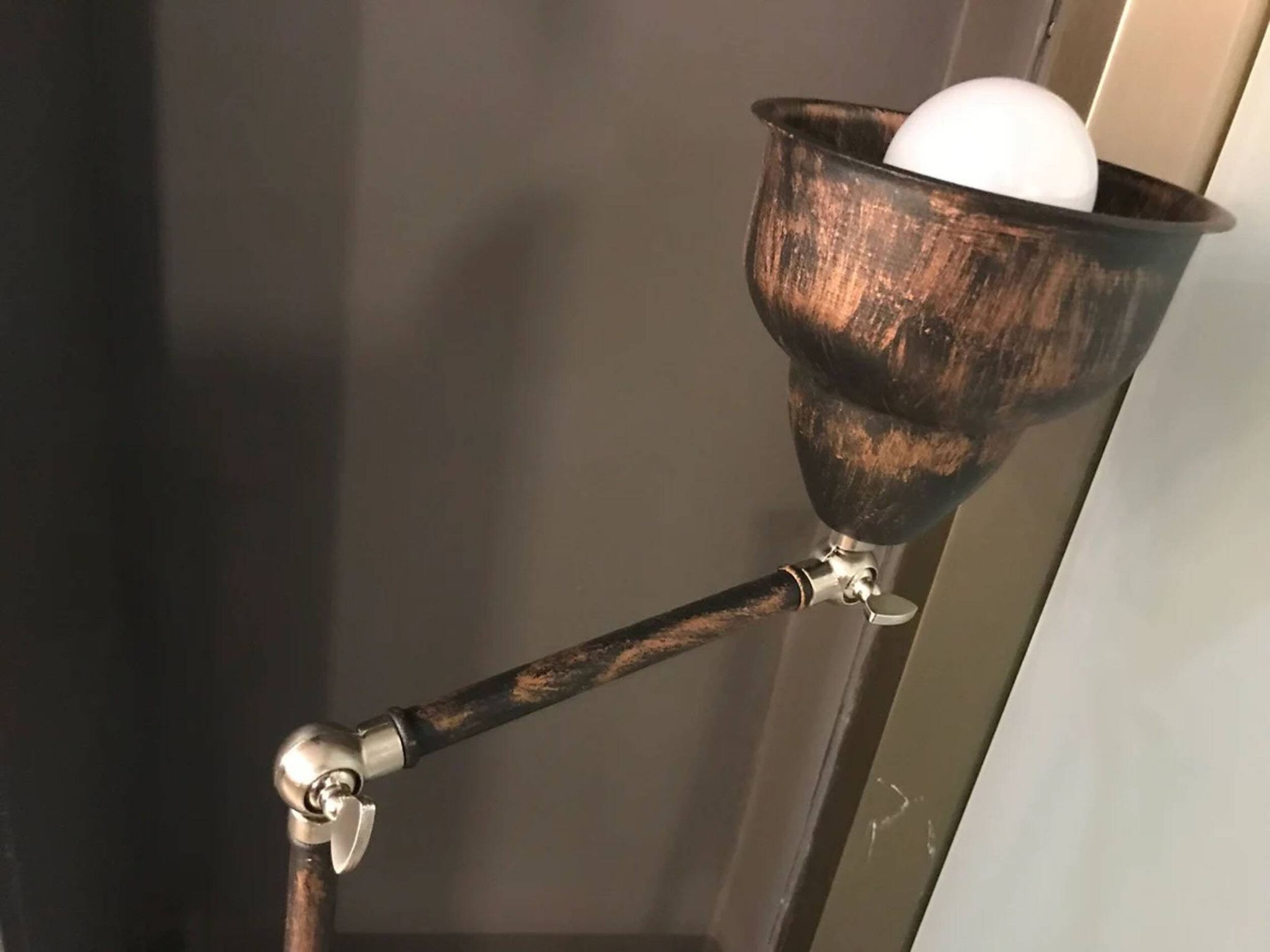 Lampe de bureau réglable en métal avec bras d'équilibre