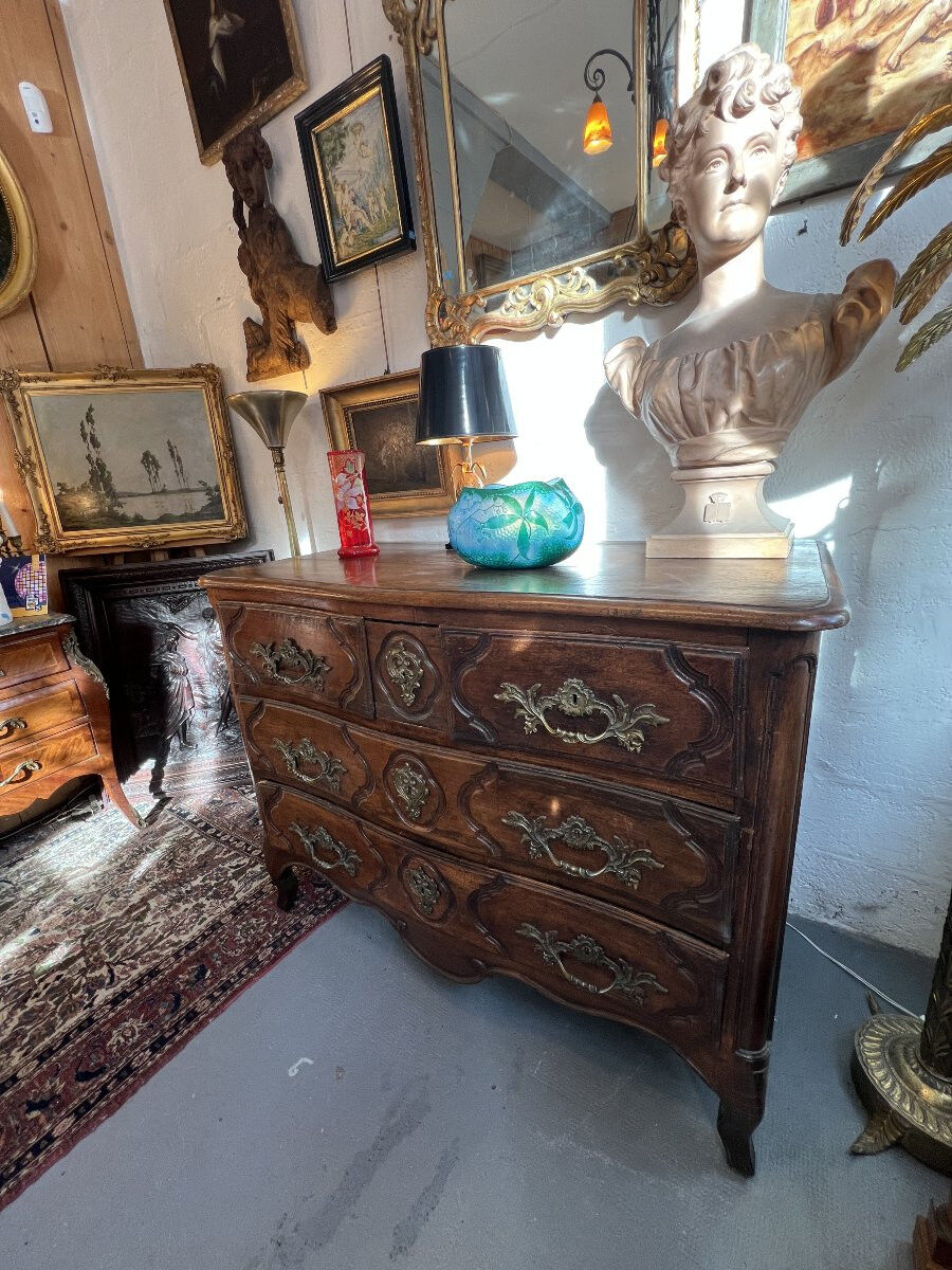 Important Parisian chest of drawers in walnut dating from the 18th century, opening with 5 drawers.