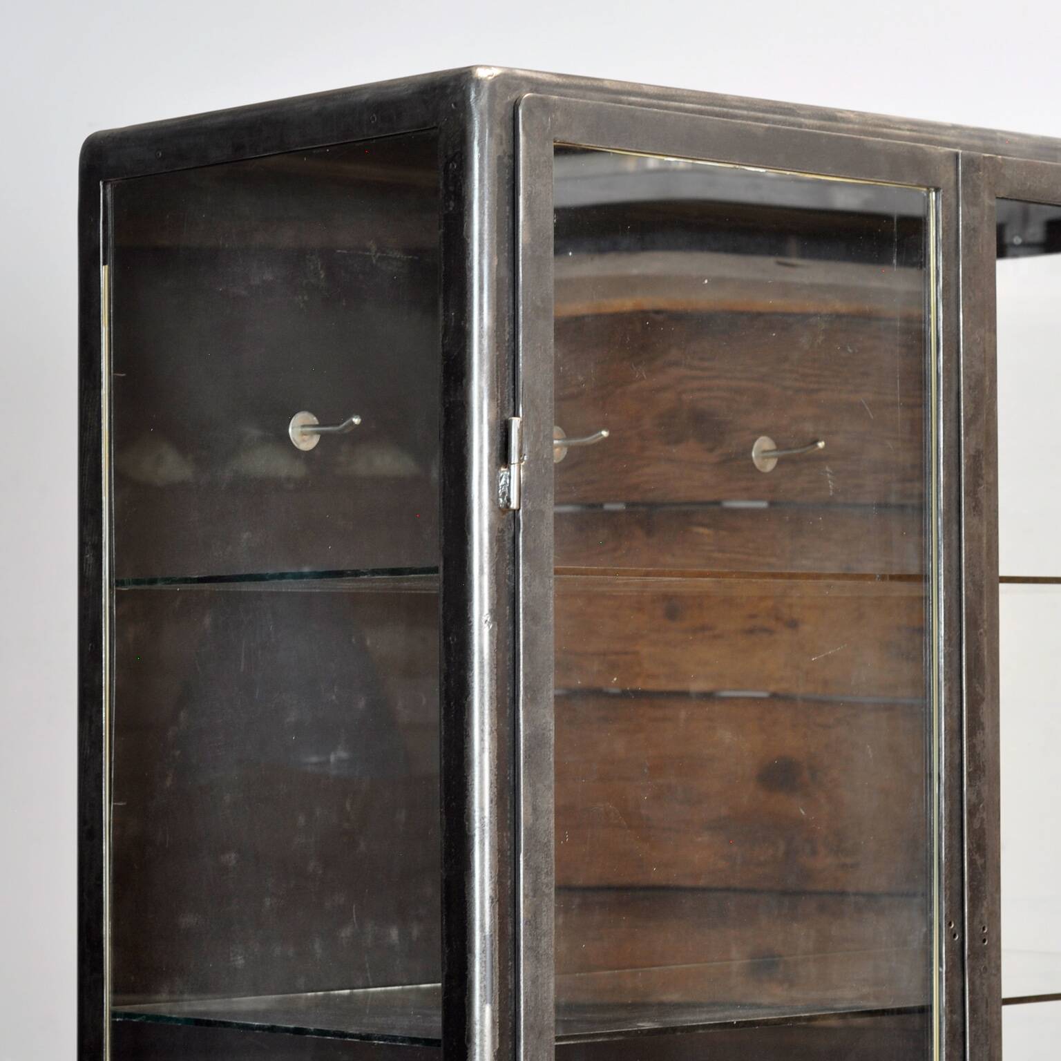 Armoire médicale vintage, années 1960