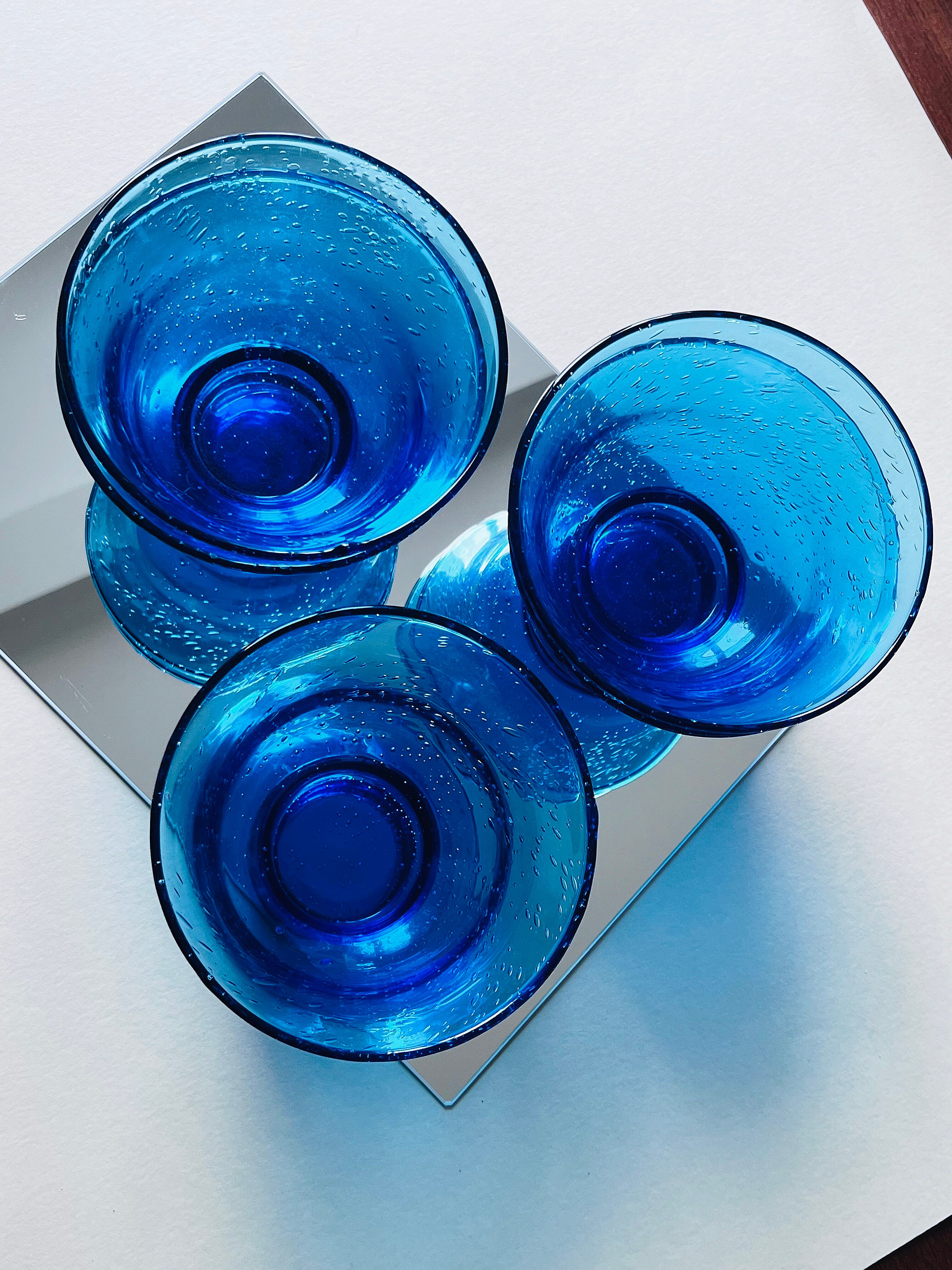 Blown glass bowl with fine bubbles