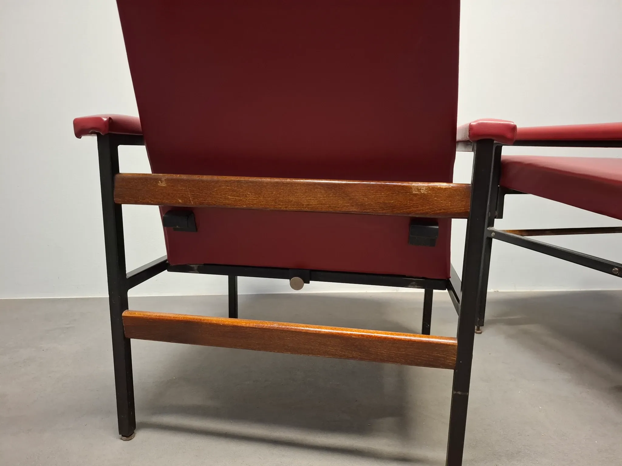 Ensemble de 3 fauteuils rouges de style mid-century moderne, Tchécoslovaquie, années 1970.