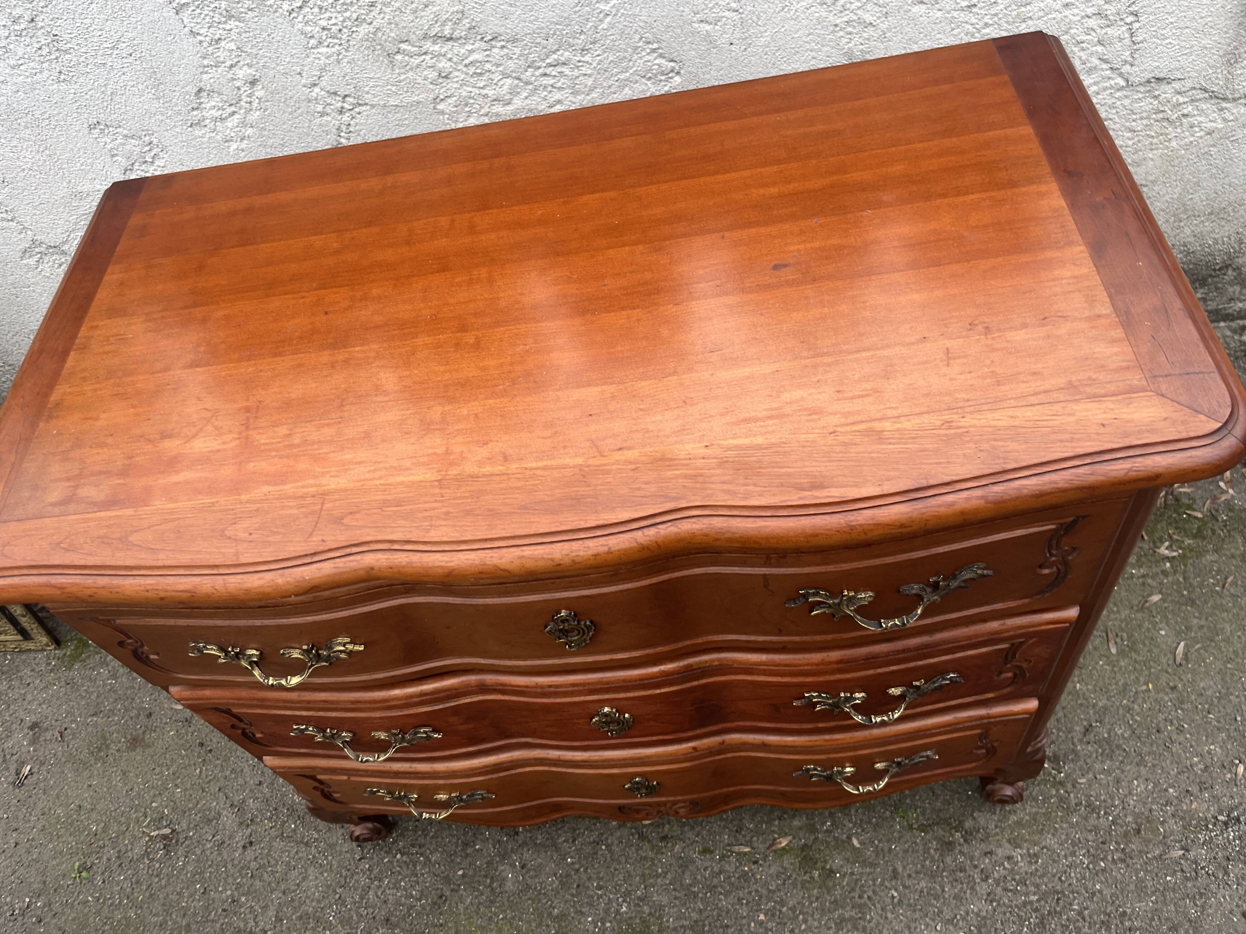 Commode en bois à trois tiroirs, style Louis XV, poignées en laiton