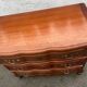 Commode en bois à trois tiroirs, style Louis XV, poignées en laiton