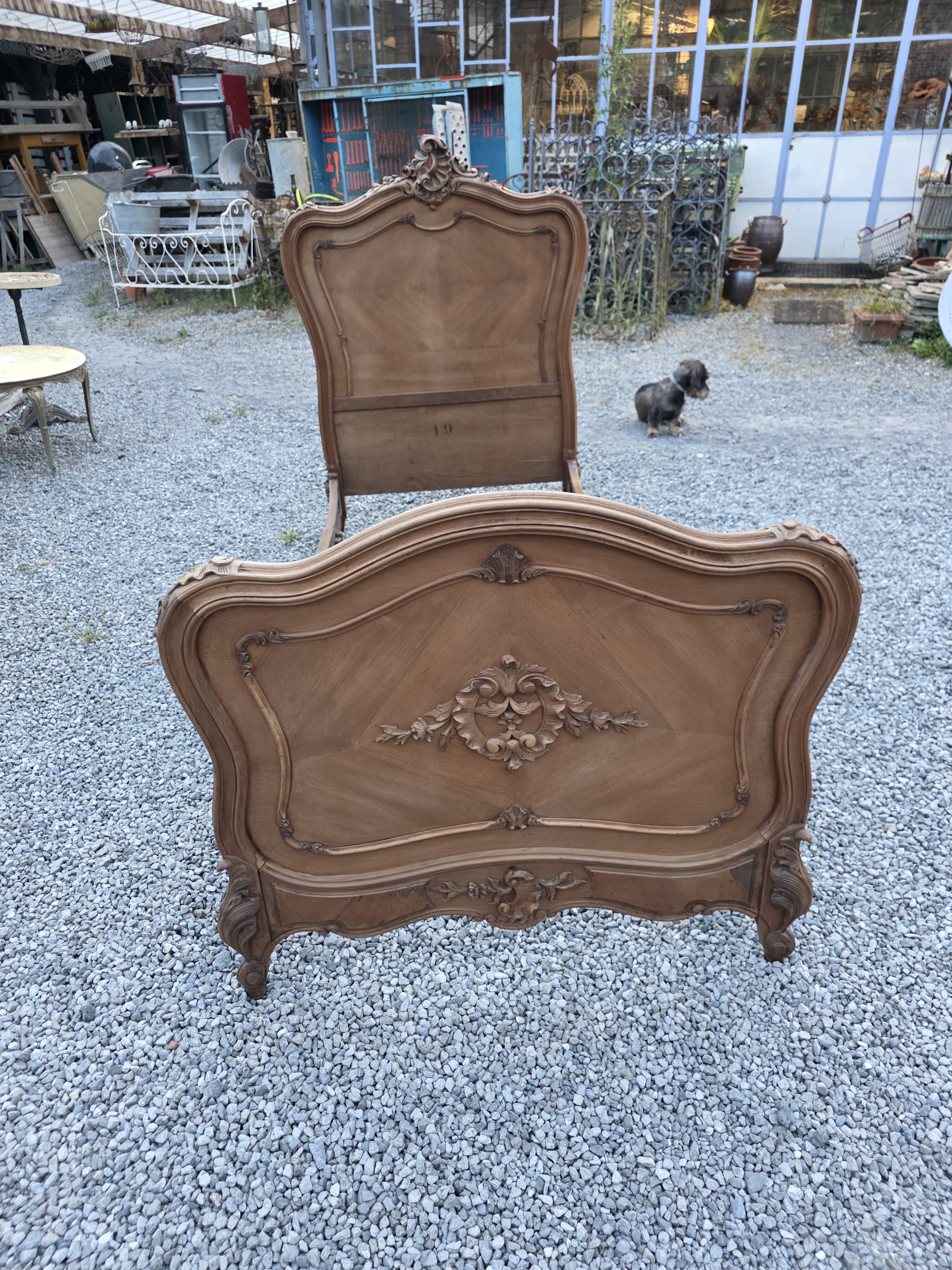 Lit style Louis XV en noyer (1 personne)