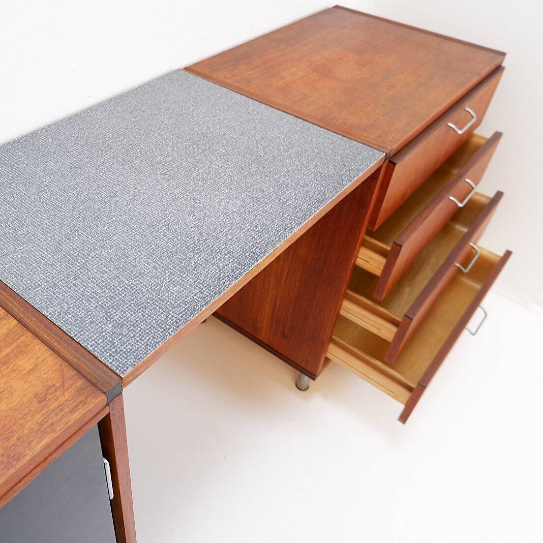 Pastoe composition with office space - 60'