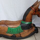 Cheval à bascule en bois sculpté, peint à la main