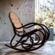 Fauteuil à bascule vintage en rotin