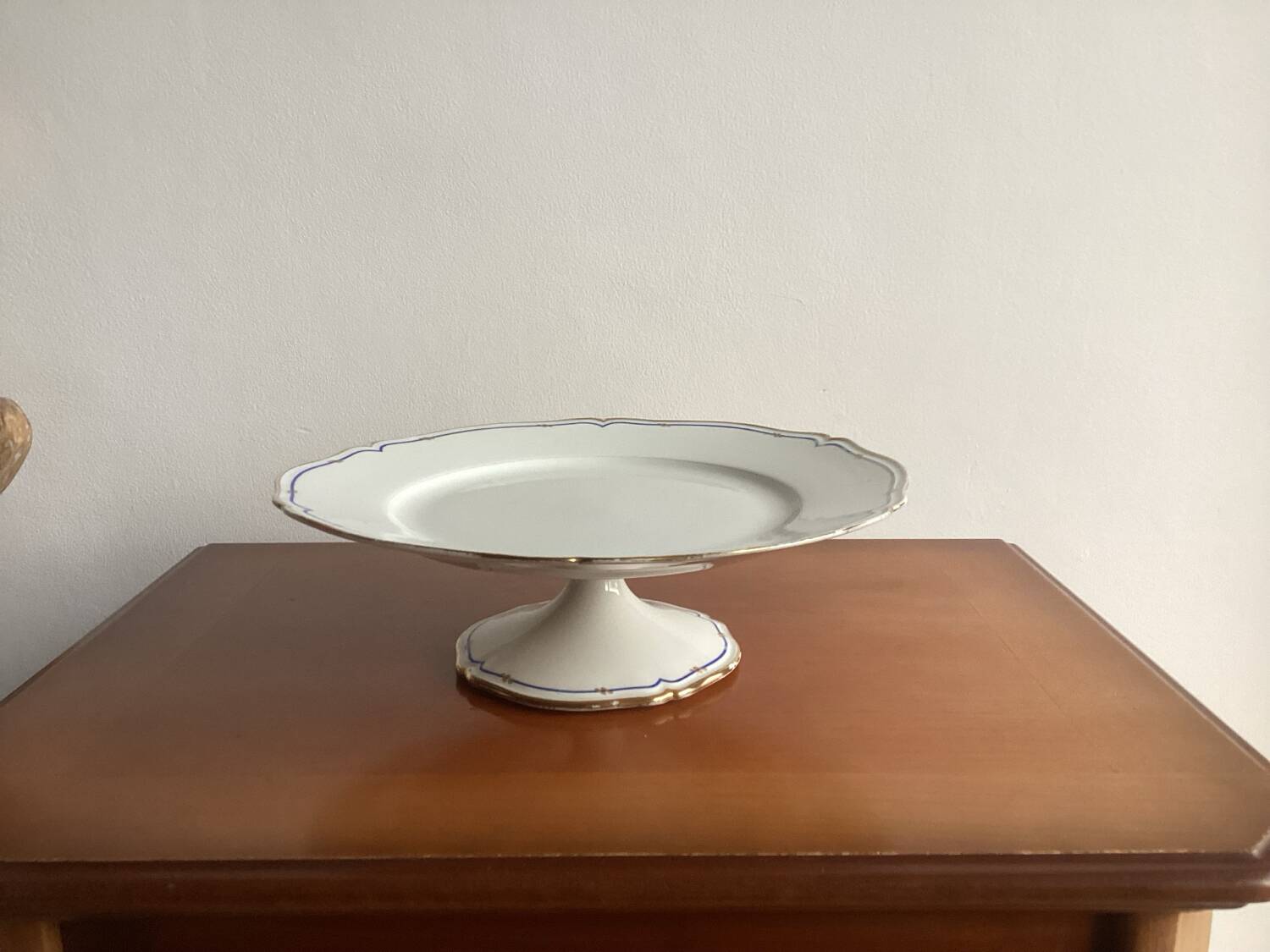 Dish on porcelain pedestal E. BOURGEOIS