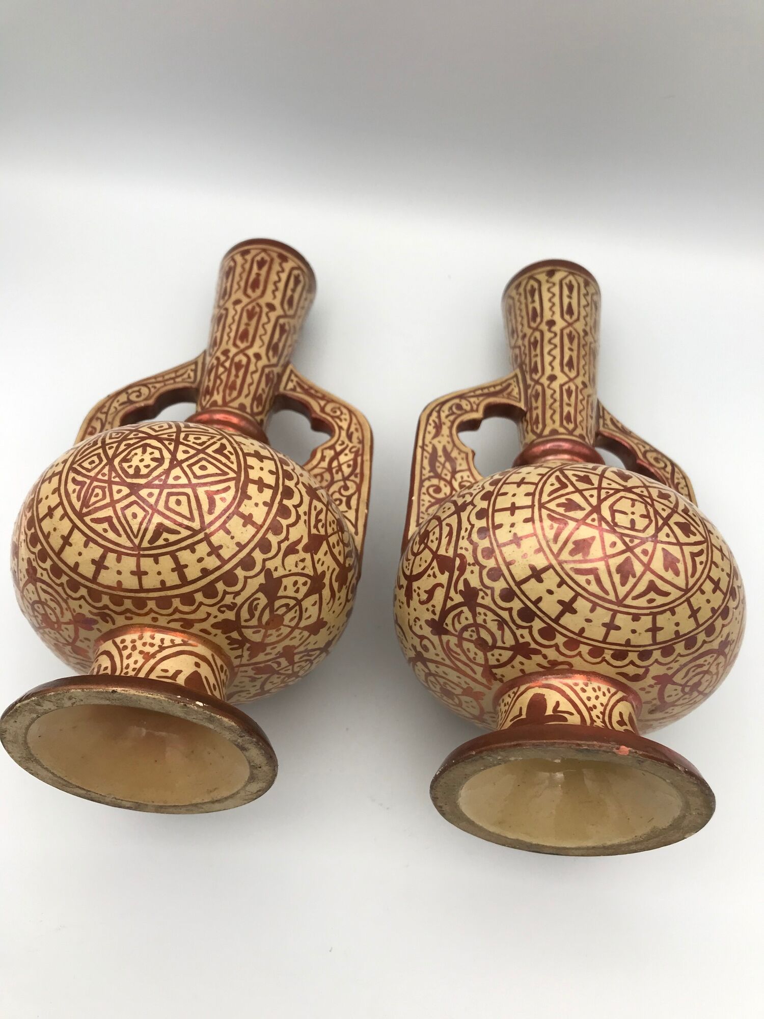Pair of vases in faïence hispano mauresque decoration arabasques irise reflections metal