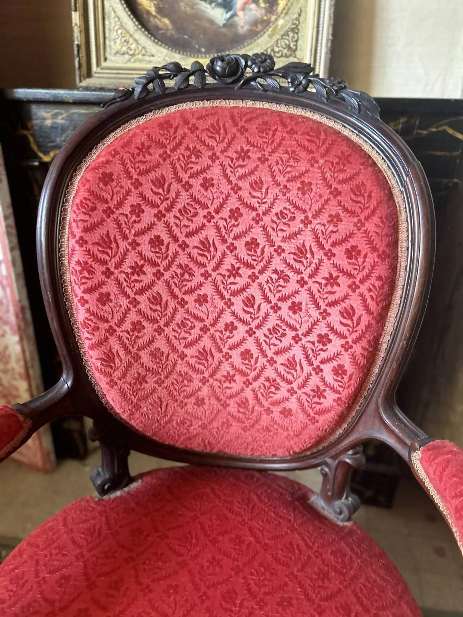 Napoleon III medallion armchair in carved wood and red velvet.