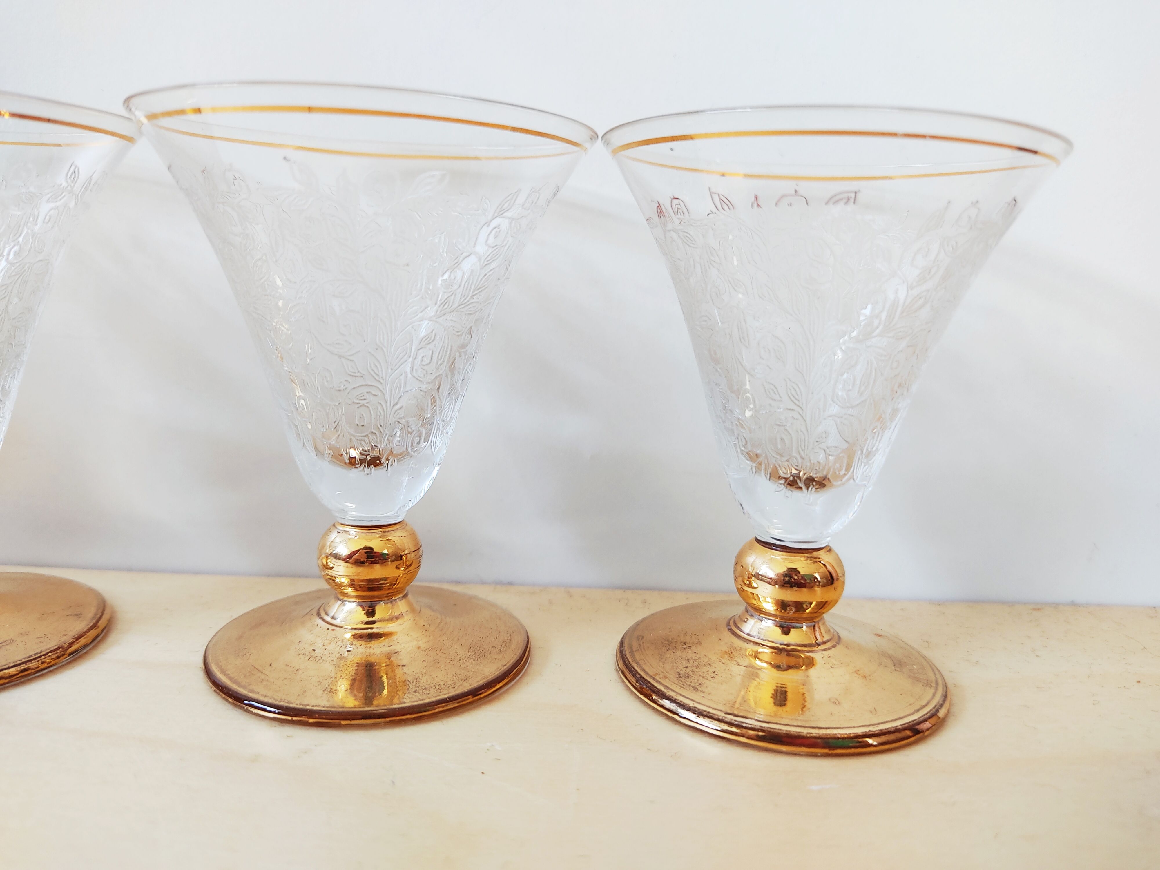 Set of 4 glasses engraved with golden foot