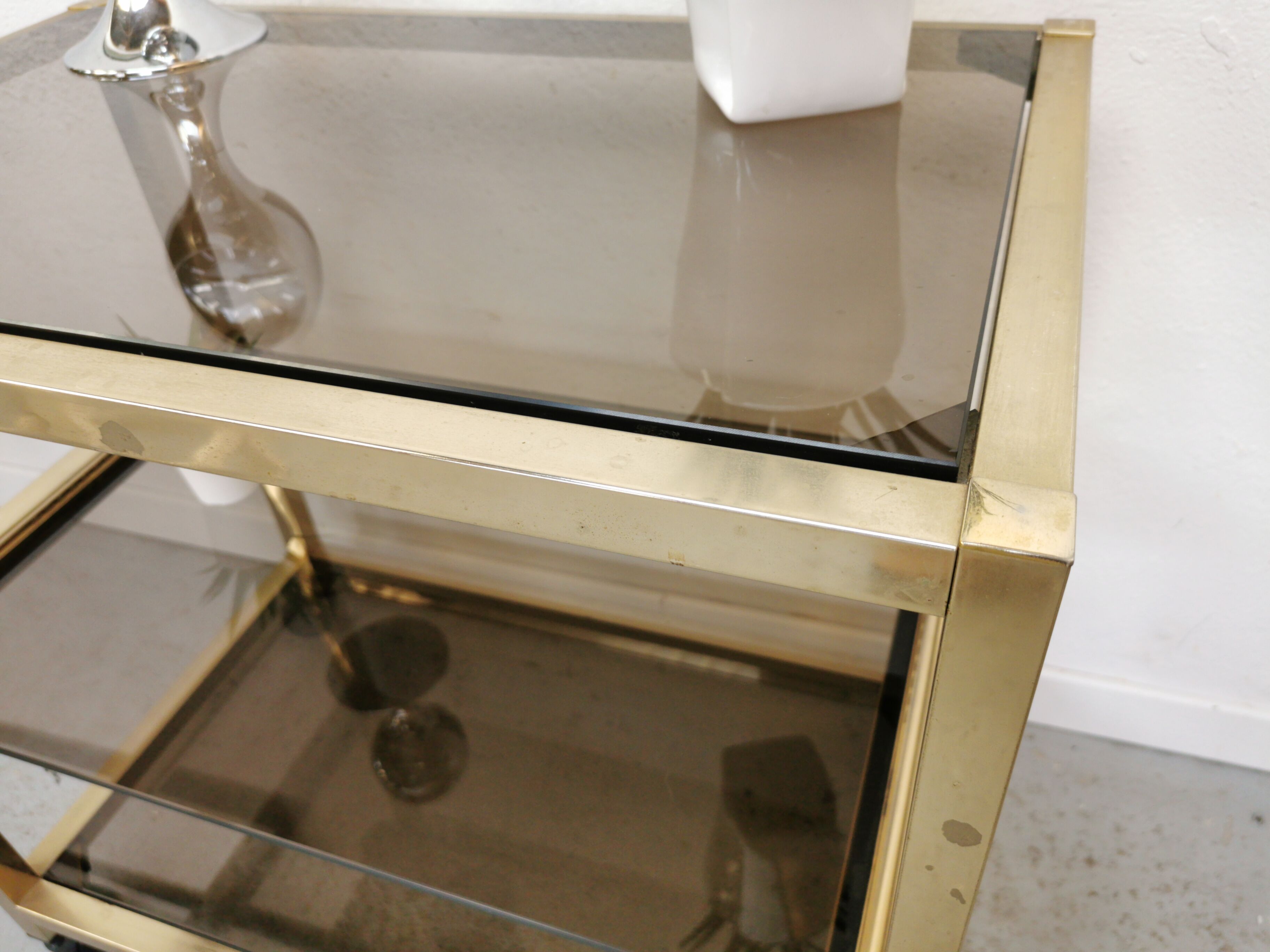 Serving table in brass and glass