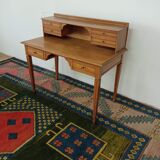 Old-tiered desk