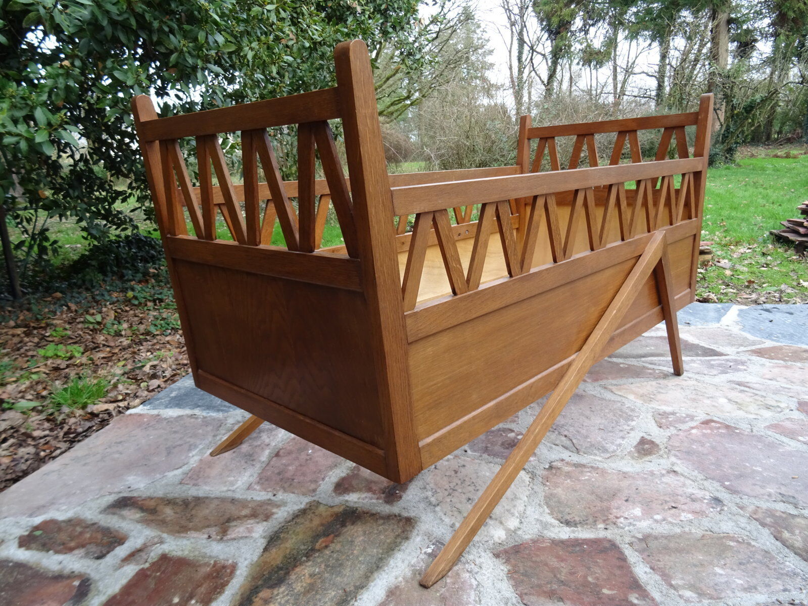 Oak crib, compass feet