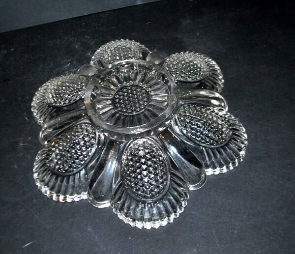 Portieux plat à œuf ancien en verre moulé – oeufrier présentoir brunch