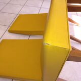 Paire de chaises jaunes skaï jaune années 60
