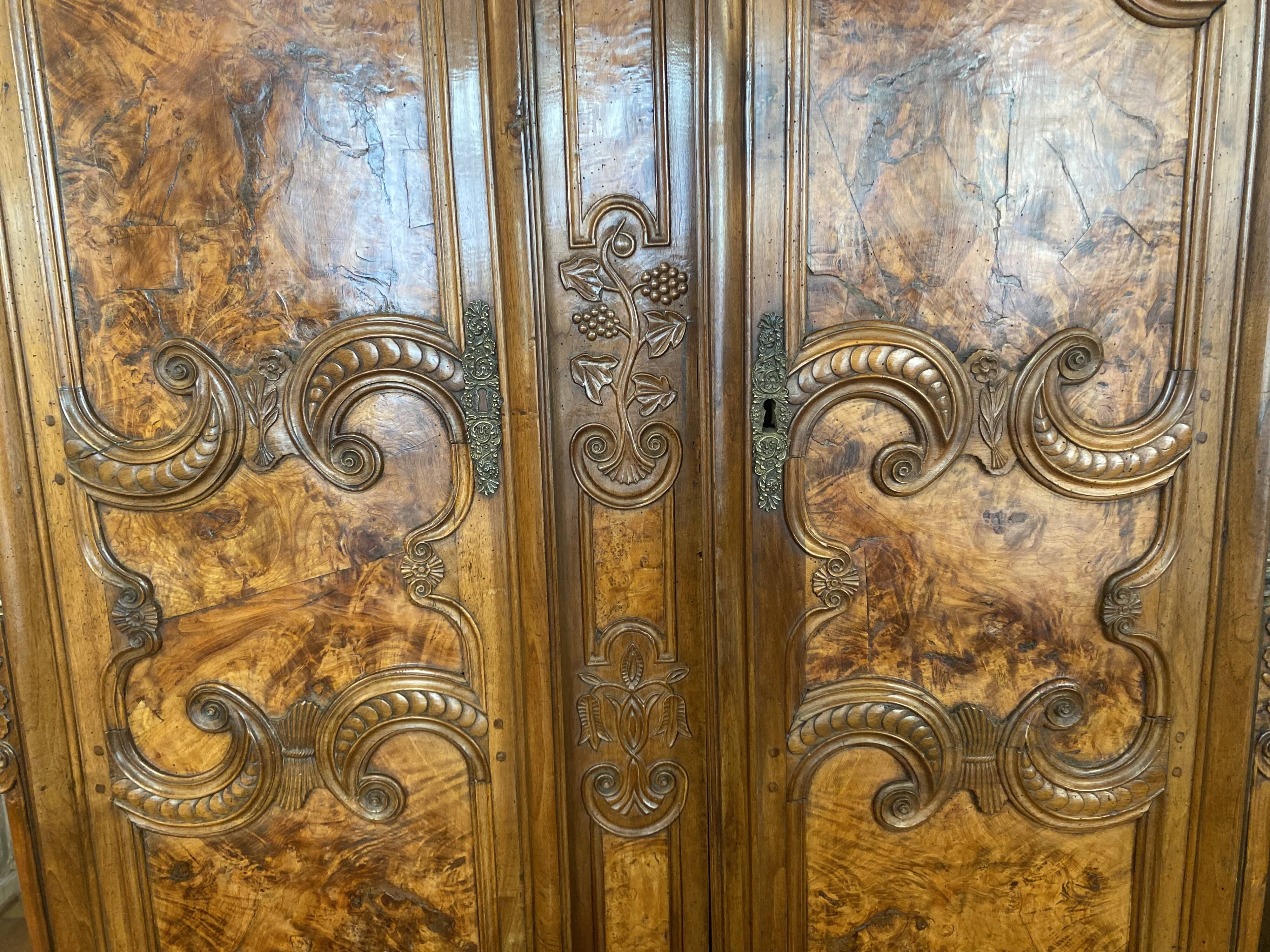 Bressane wardrobe with arched cornice, walnut and fresne magnifying glass.
