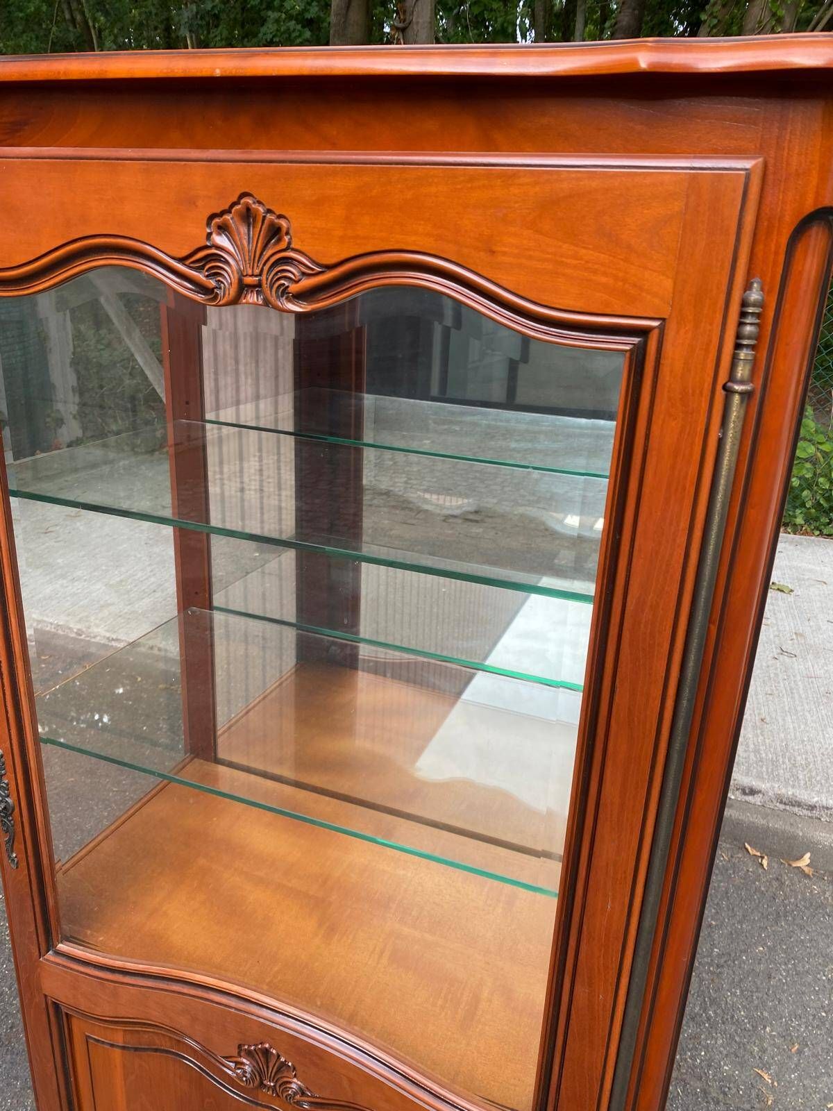 Vitrine argentier style Louis XV en merisier fond miroir & étagères Verre 9