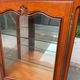 Vitrine argentier style Louis XV en merisier fond miroir & étagères Verre 9