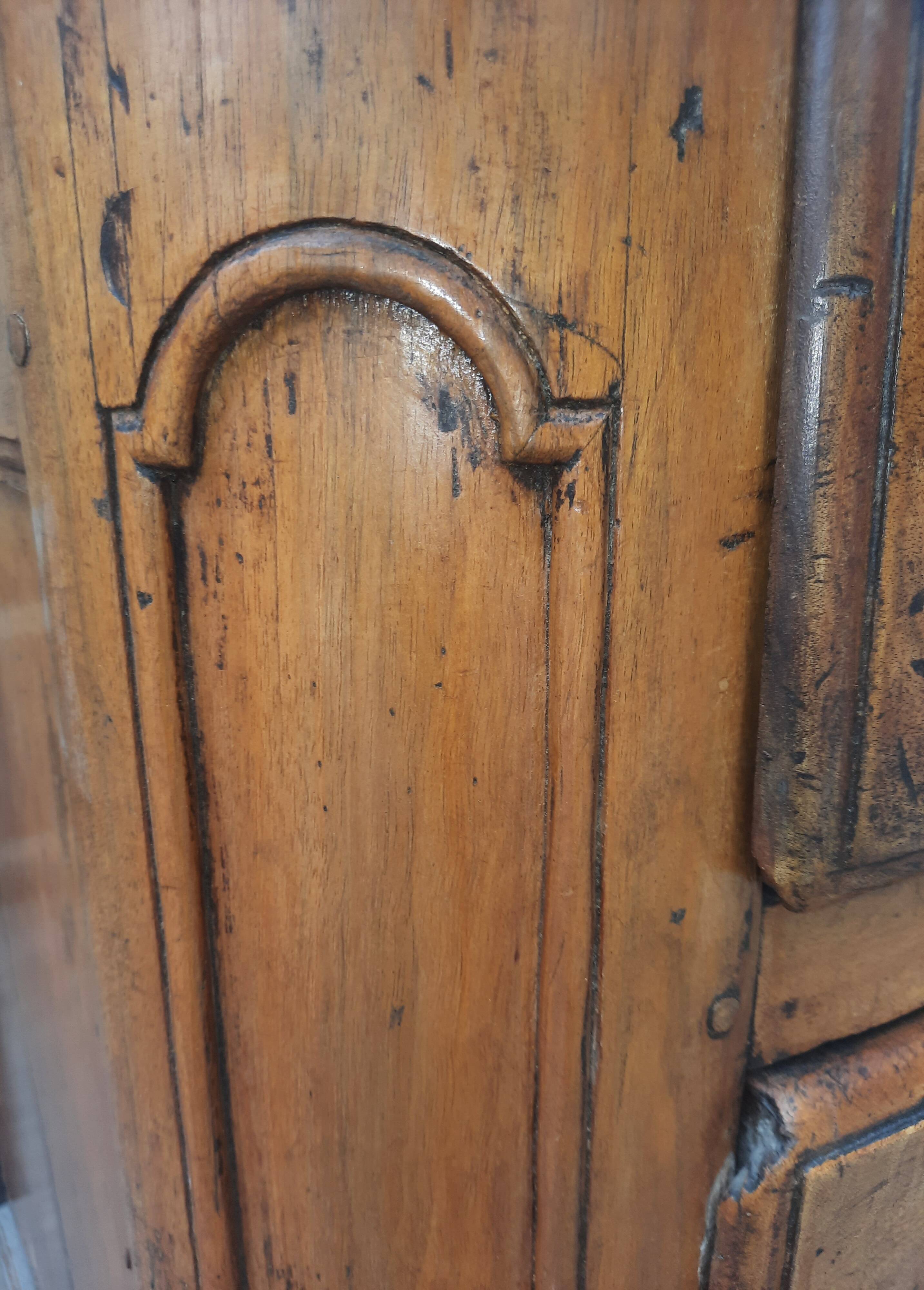 Commode en noyer massif, XVIIIème s.