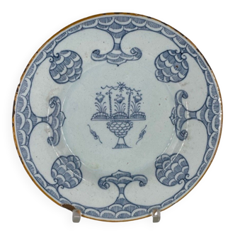 Blue Delft earthenware plate decorated with flowers