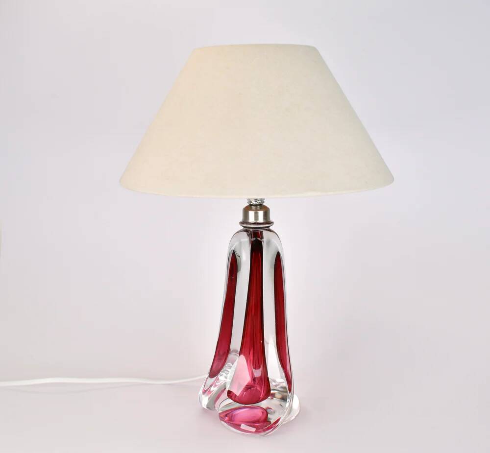 Lampe de table en verre rose Val St Lambert du milieu du siècle