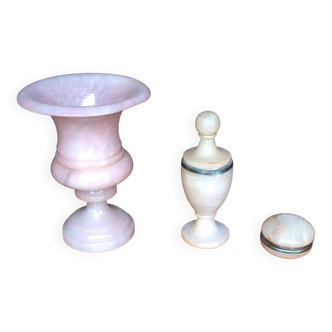 Small lot vase, alabaster container box.