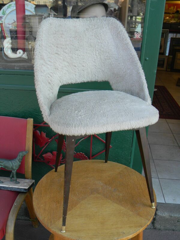 Chaise moumoute pieds carrés bout laiton années 60