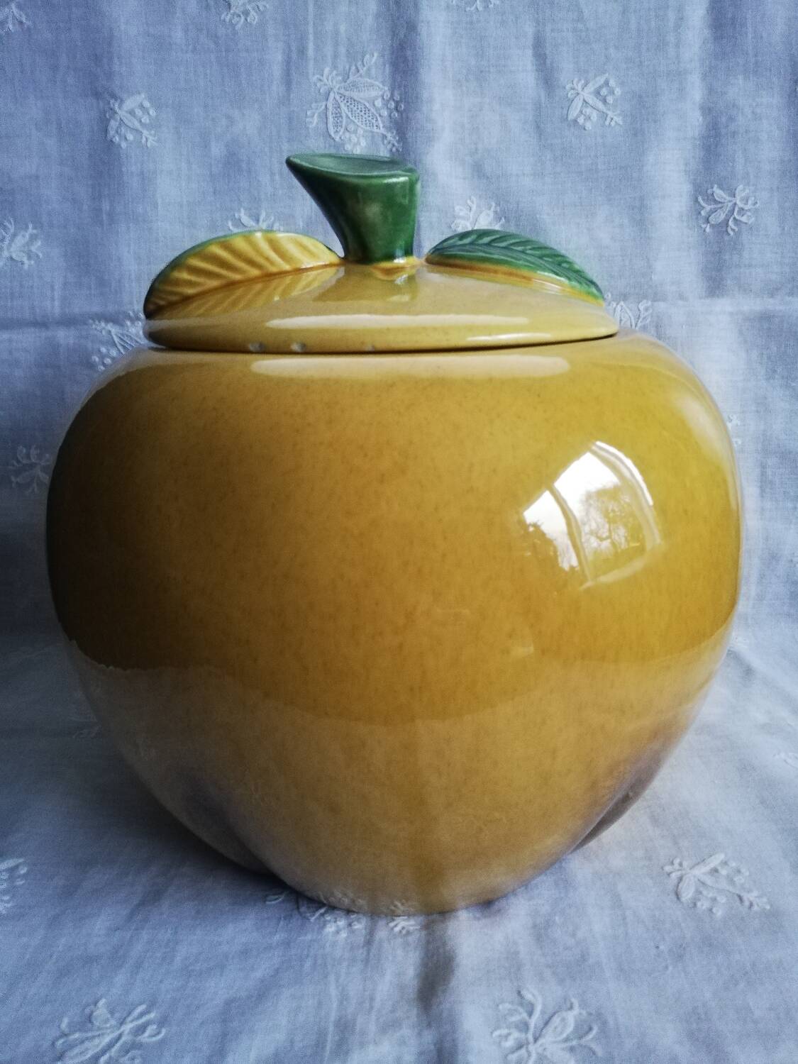 Ceramic salad bowl tureen