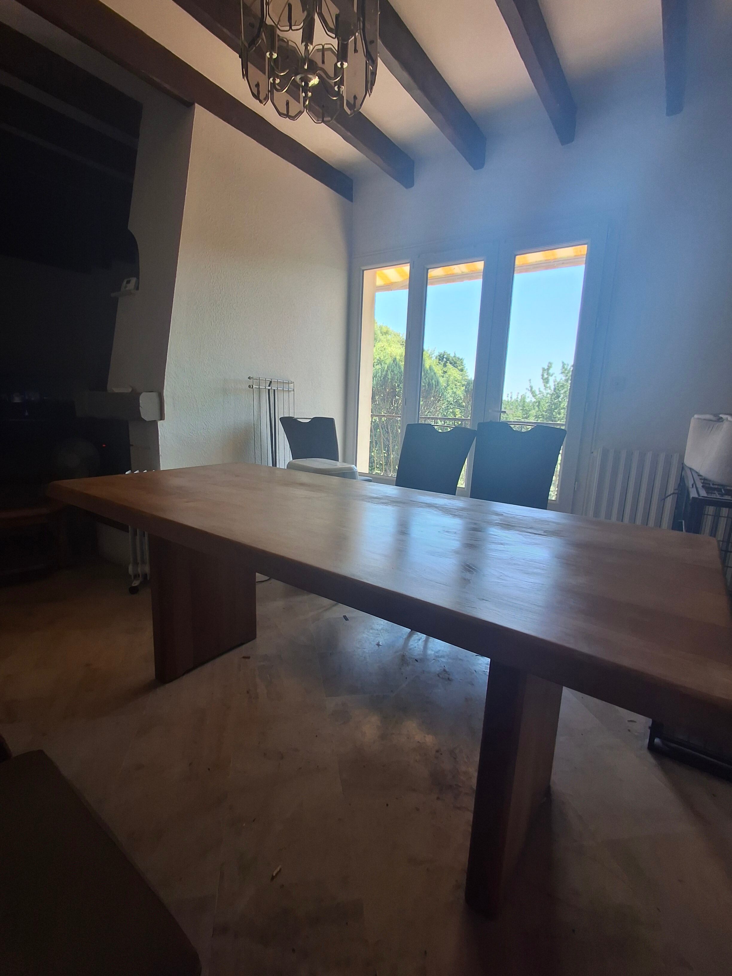 Table in solid elm
