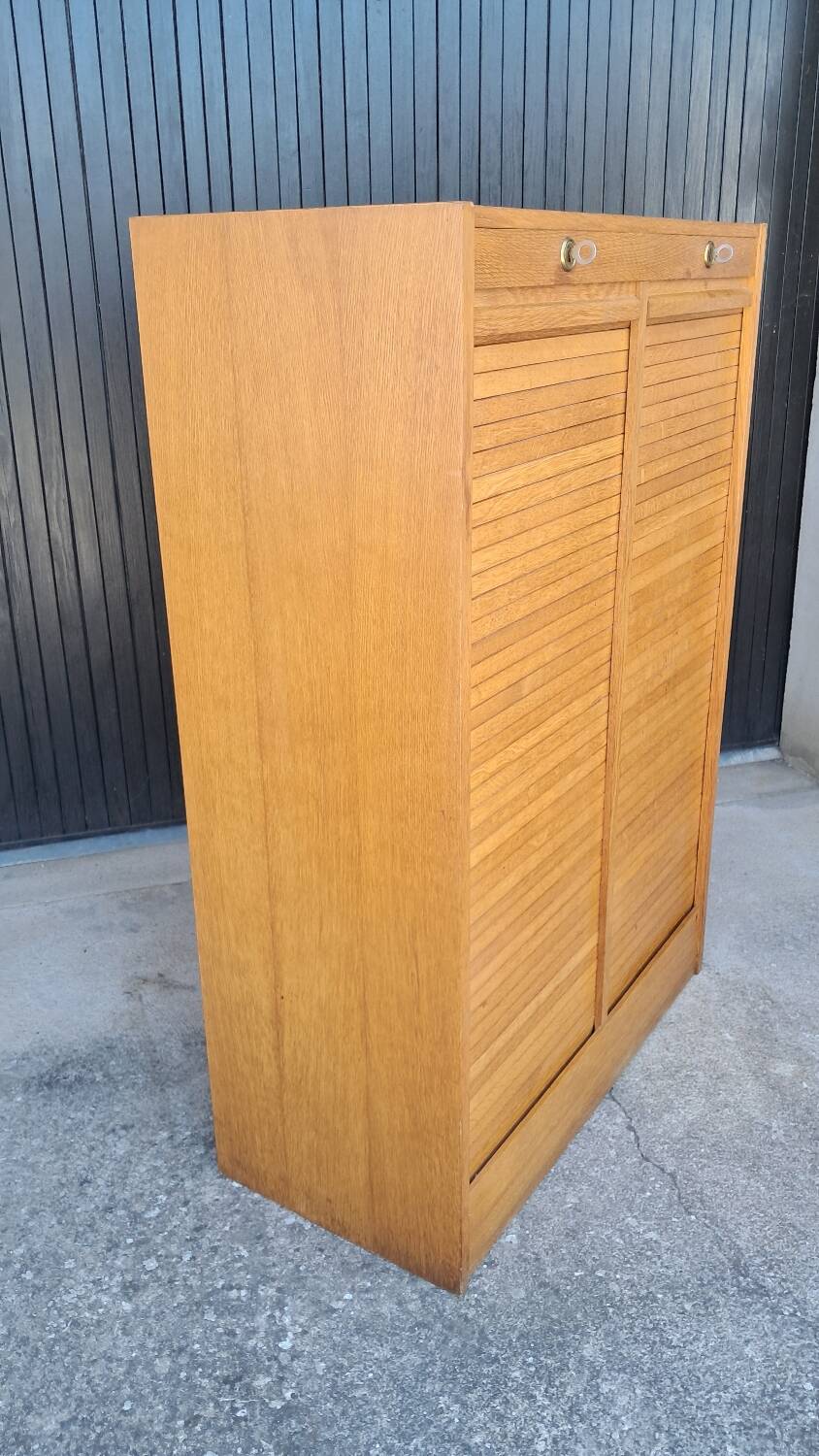 Curtain cabinet