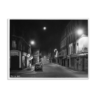 Tirage photographique encadré Paris en 1965 rue du Bac de nuit