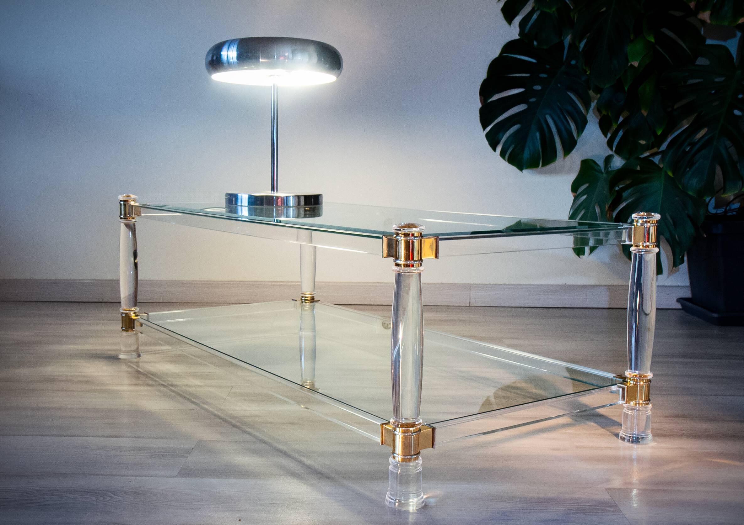 Table basse verre, plexiglas et laiton, 1970-80