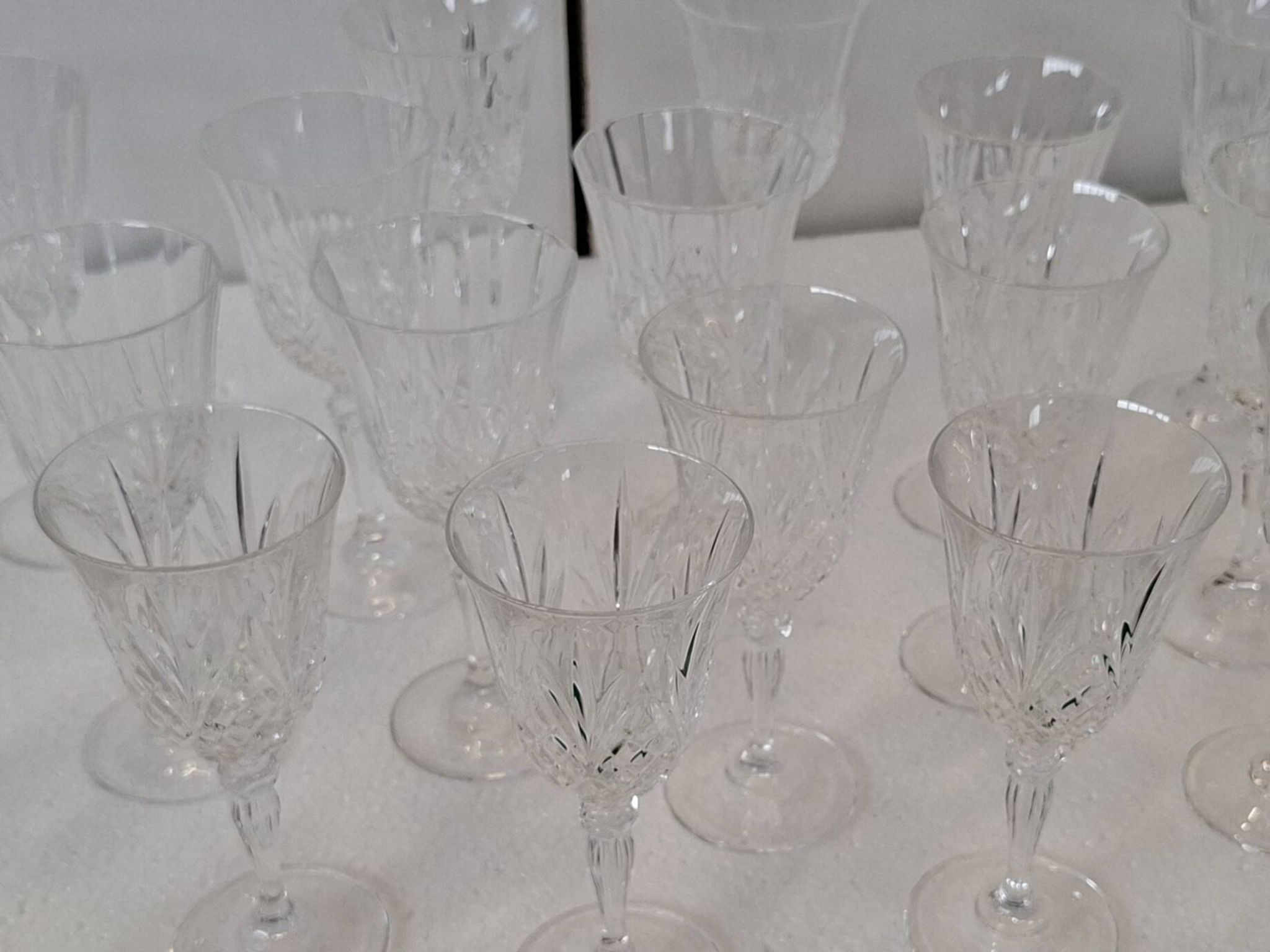 Ensemble de 20 verres en cristal taillé à la main (1985)