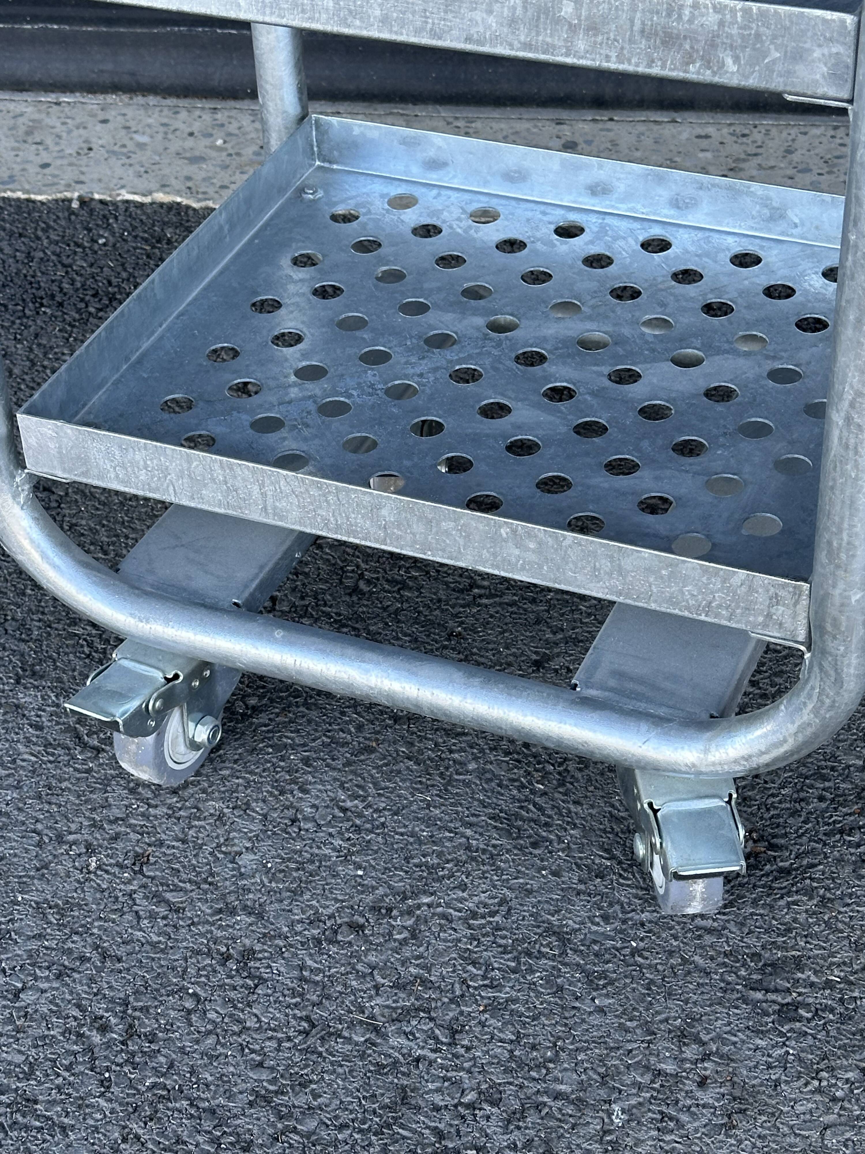 Four-wheeled dessert trolley with 4 perforated metal shelves.